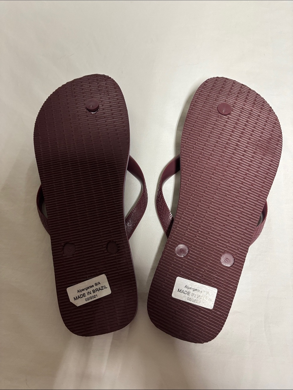 Havaianas Flip Flops in Deep Maroon with Brazilian Flag - Picture 3 of 4
